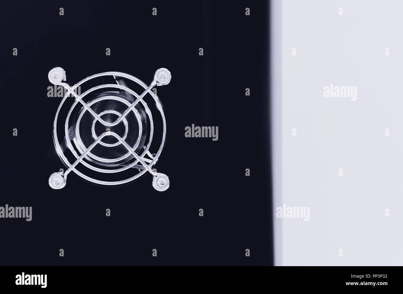 Di raffreddamento dello scambiatore di calore della CPU su un involucro scuro. Le ventole di raffreddamento sono illuminati Foto Stock