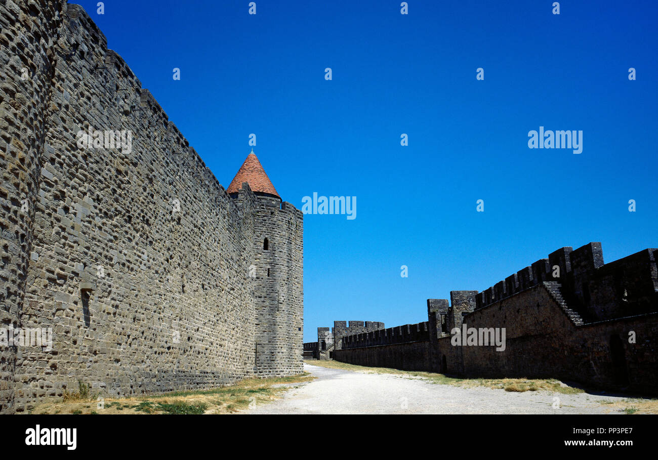 La Francia. Dipartimento dell'Aude. Regione Occitanie. Cite de Carcassonne. Cittadella medioevale. L'architetto Eugène Viollet-le-Duc rinnovato la fortezza (1853-1879). Vista della doppia parete difensiva, separate da trati (parapetto a piedi). Foto Stock