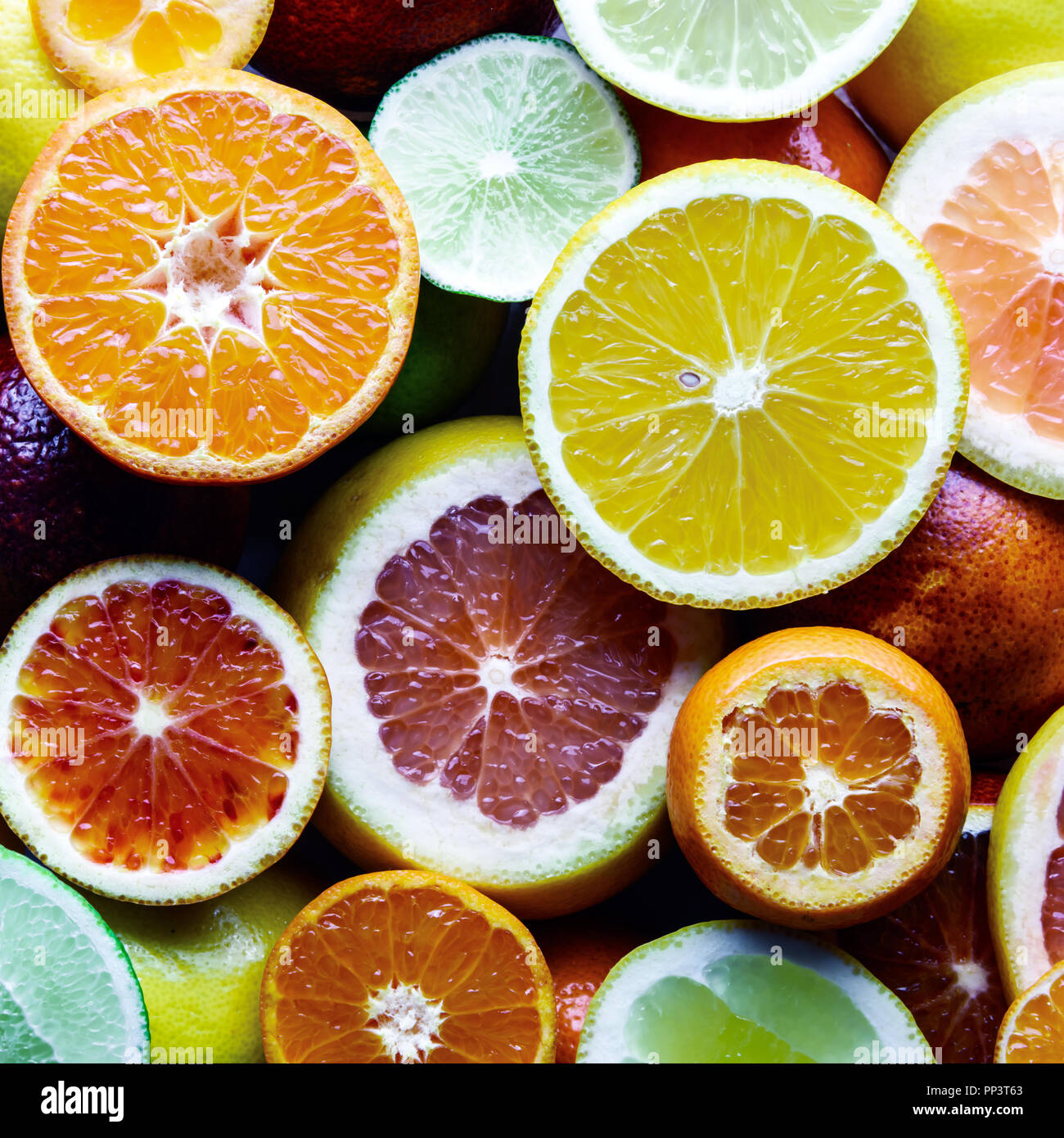 Mix di diversi agrumi closeup. Dieta sana vitamina concetto. Fotografia di cibo Foto Stock