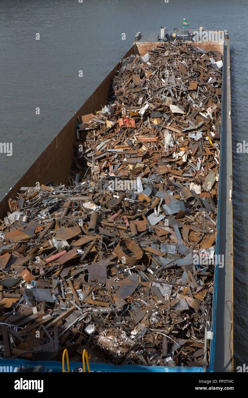 Barge il trasporto di rottami di acciaio nei Paesi Bassi Foto Stock