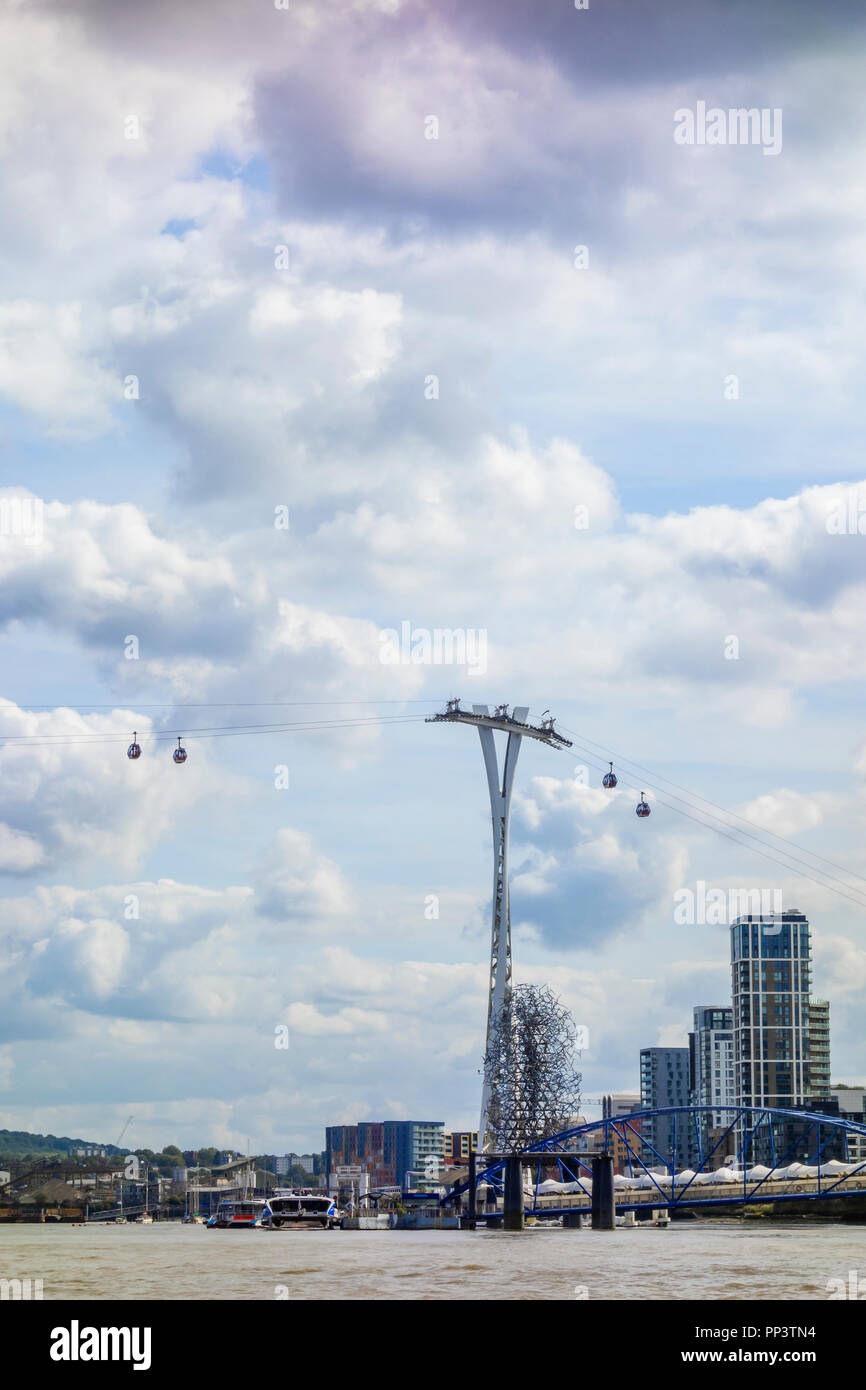 Uno dei tralicci che porta la Emirates Air Line funivia attraverso la Docklands di Londra. Foto Stock