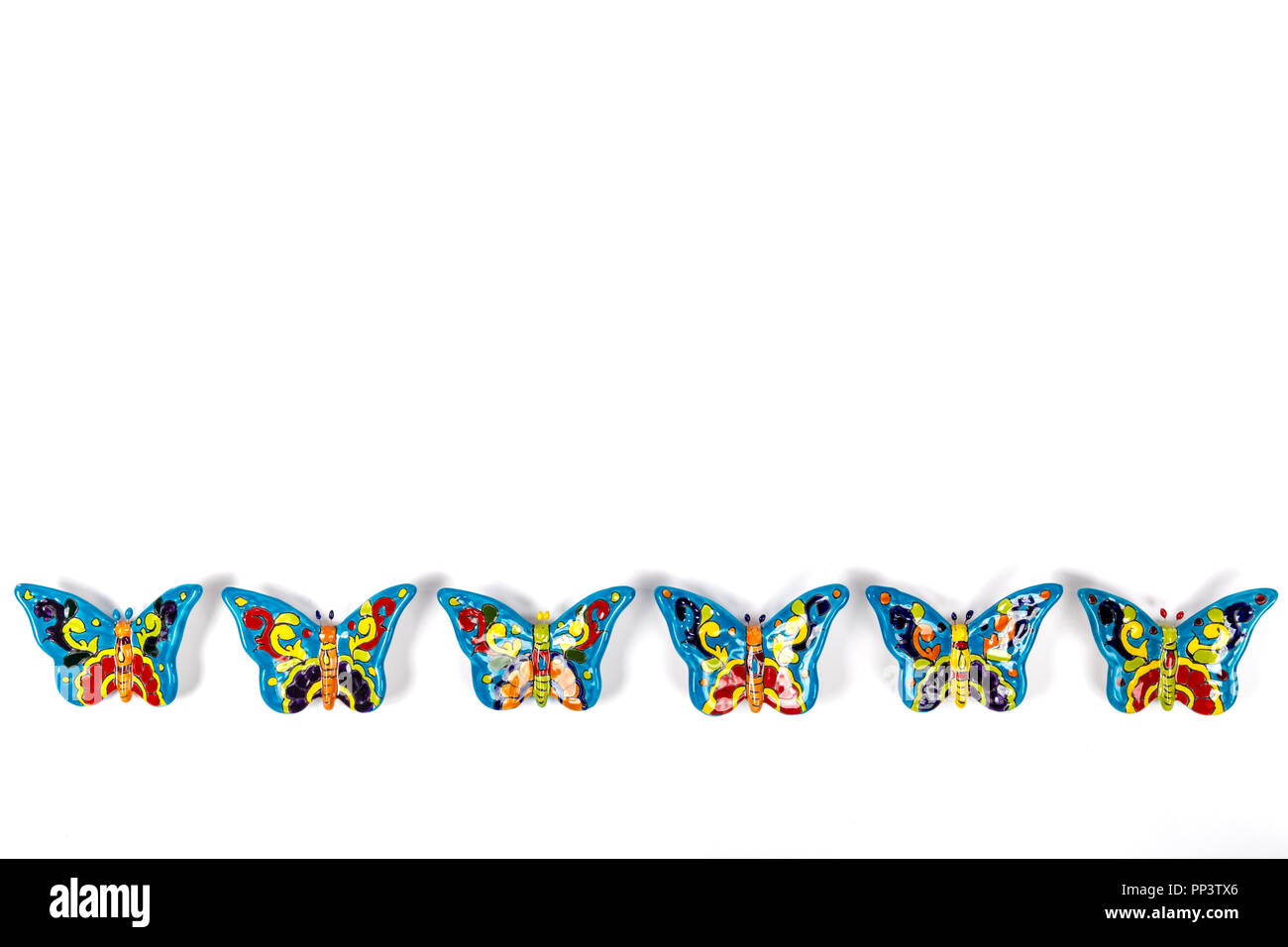 Bella serie di variopinte farfalle in talavera messicano Foto Stock