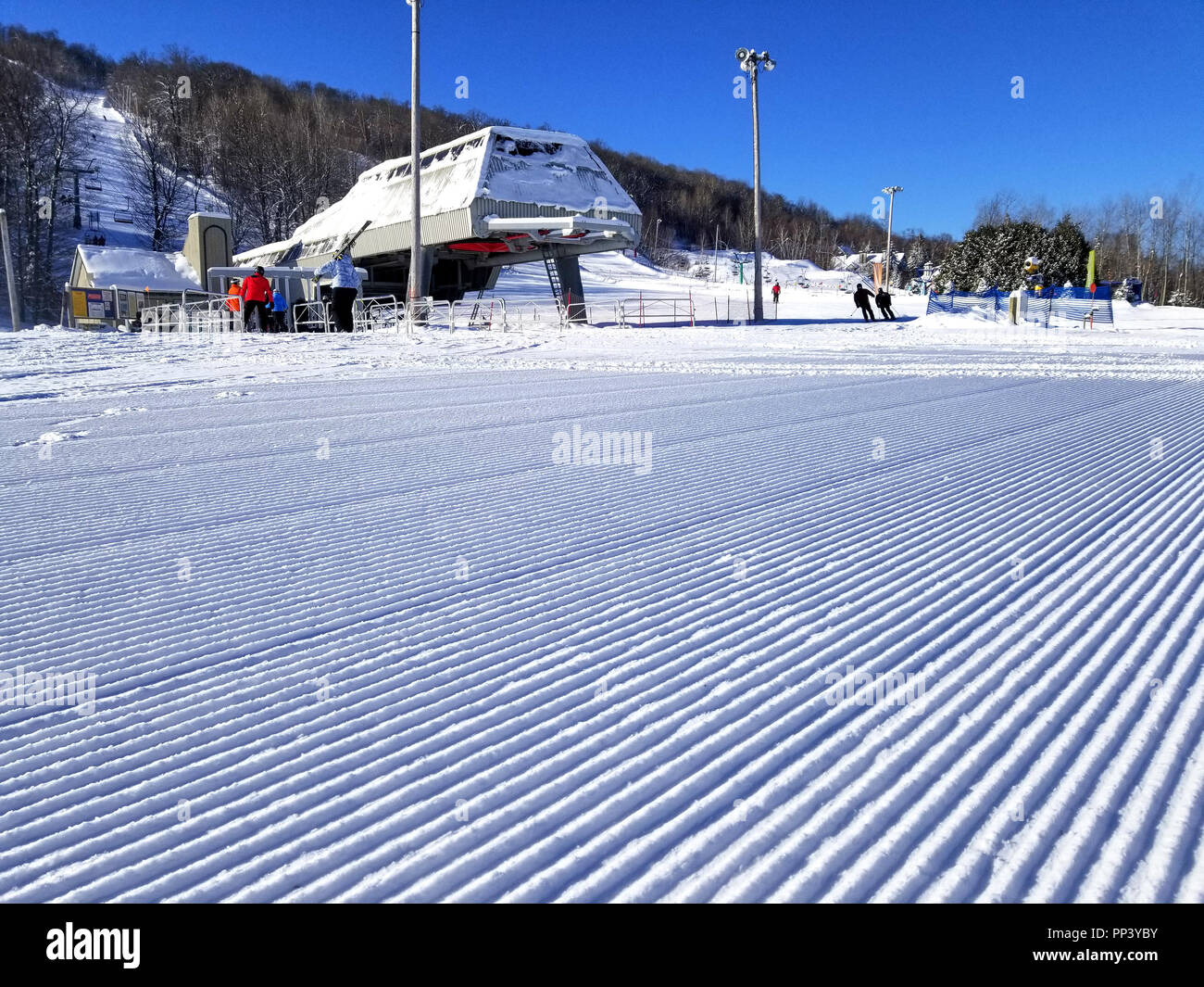 Neve piste di sci alpino percorsi a Saint-Sauveur, Québec Foto Stock