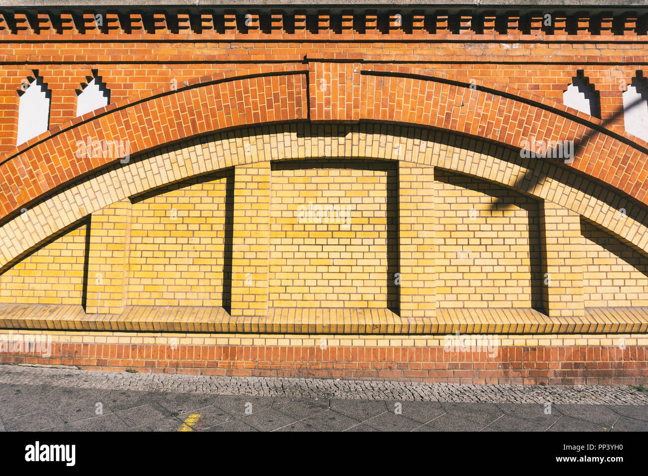 Berlino, Germania, Agosto 06, 2018: Close-Up di arco di un muro di mattoni Foto Stock