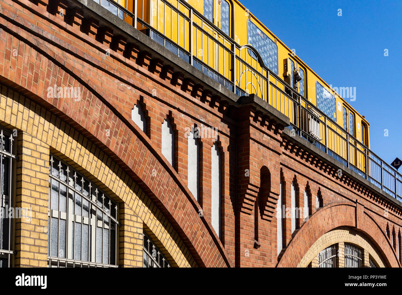 Berlino, Germania, Agosto 06, 2018: Close-Up giallo treni pendolari sulla via sopraelevata Foto Stock