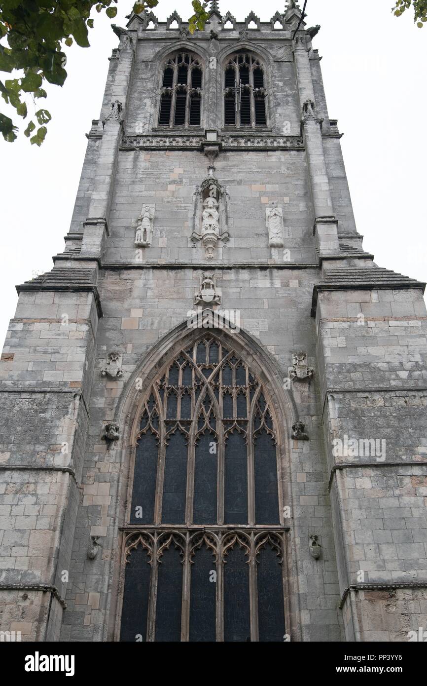 Prese su un giorno nuvoloso, per catturare la pianura antica architettura della chiesa di Santa Maria in Tickhill, Doncaster. Foto Stock