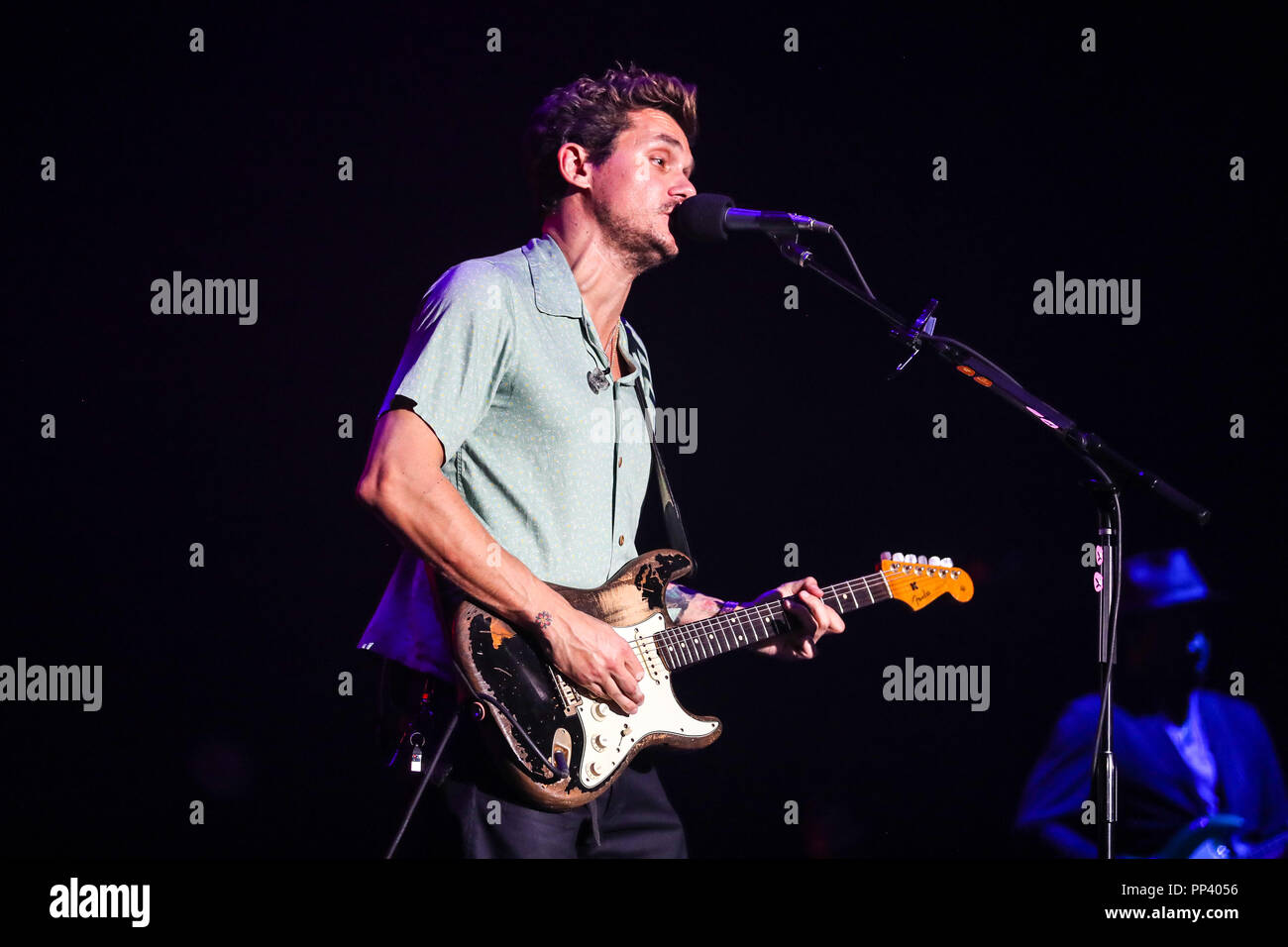 Music Artista John Mayer esegue in Carolina del Nord come parte del suo Tour 2017. John Clayton Mayer è un cantante americano-cantautore, chitarrista e produttore record. Foto Stock