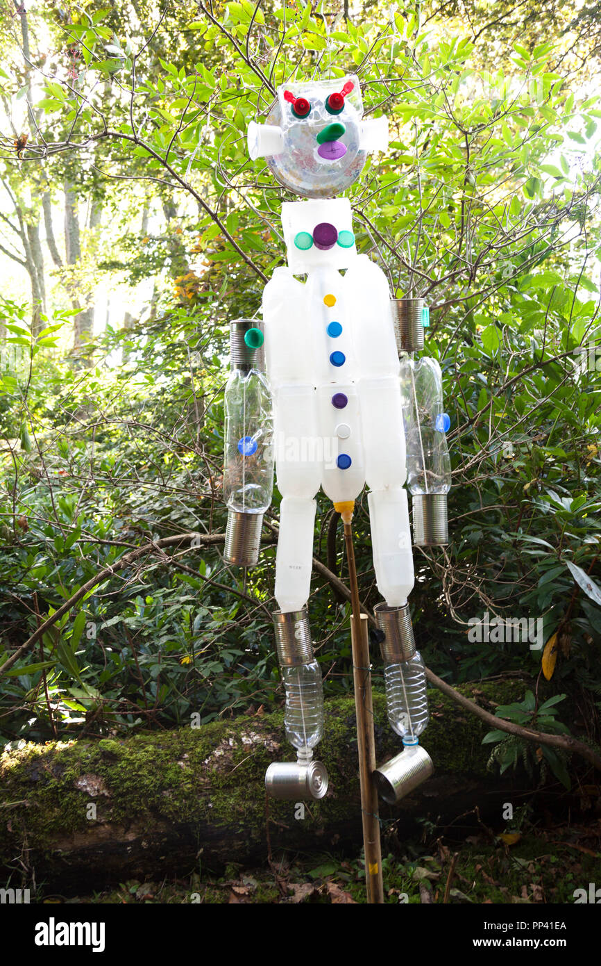Lo Spaventapasseri realizzato in plastica riciclabile bottiglie e lattine di lattina. Foto Stock