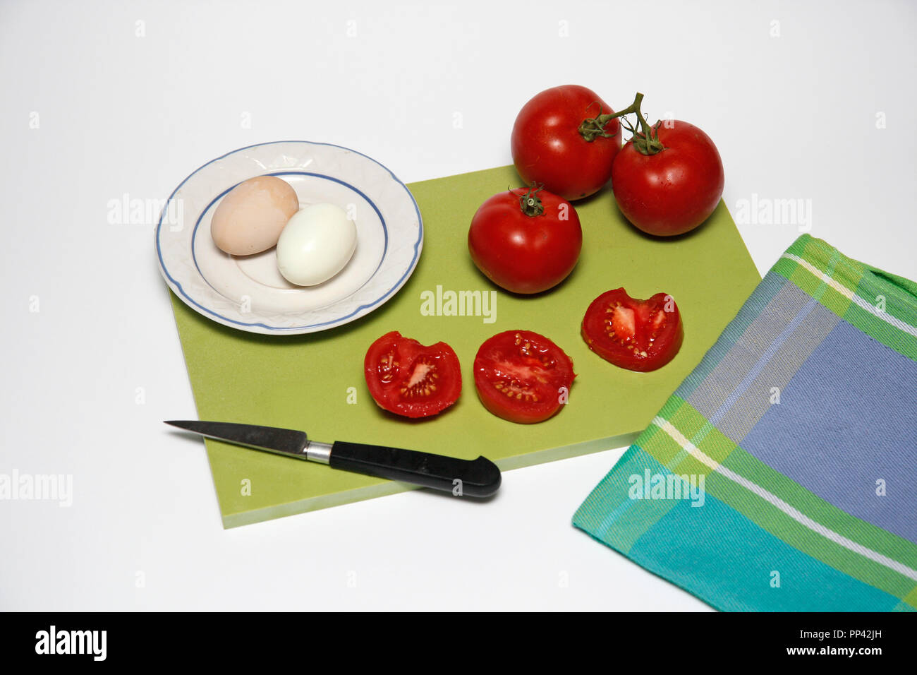 Acciughe e insalata di pomodori. Passo dopo passo. Piatto preparato: BT6TNF Foto Stock