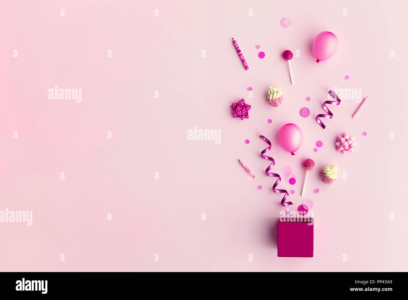 Raccolta di rosa festa di compleanno di oggetti in una confezione regalo Foto Stock