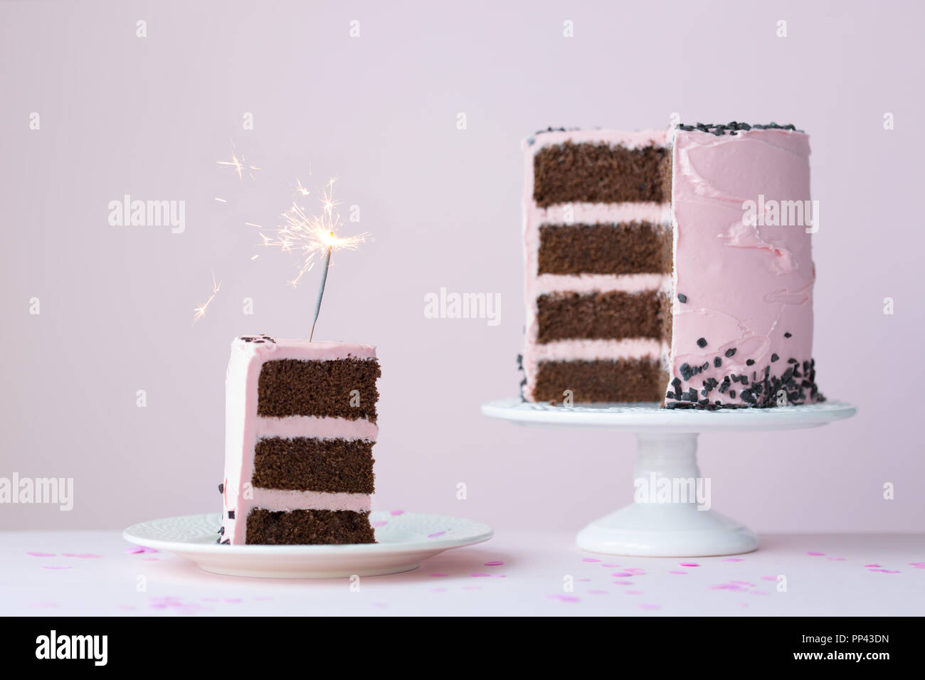 Strato di cioccolato torta con sparkler Foto Stock