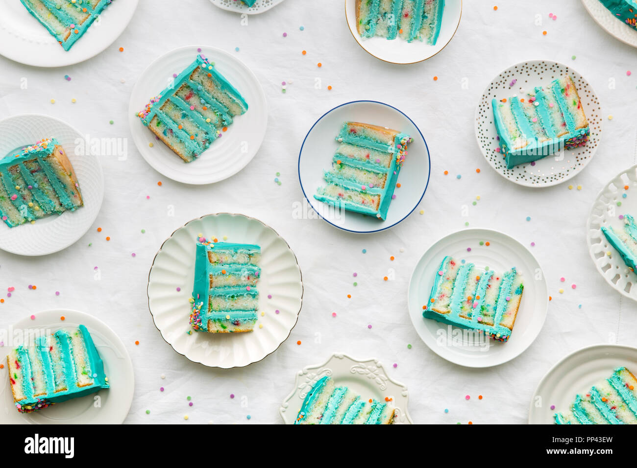 Fette di compleanno layer cake vista aerea Foto Stock
