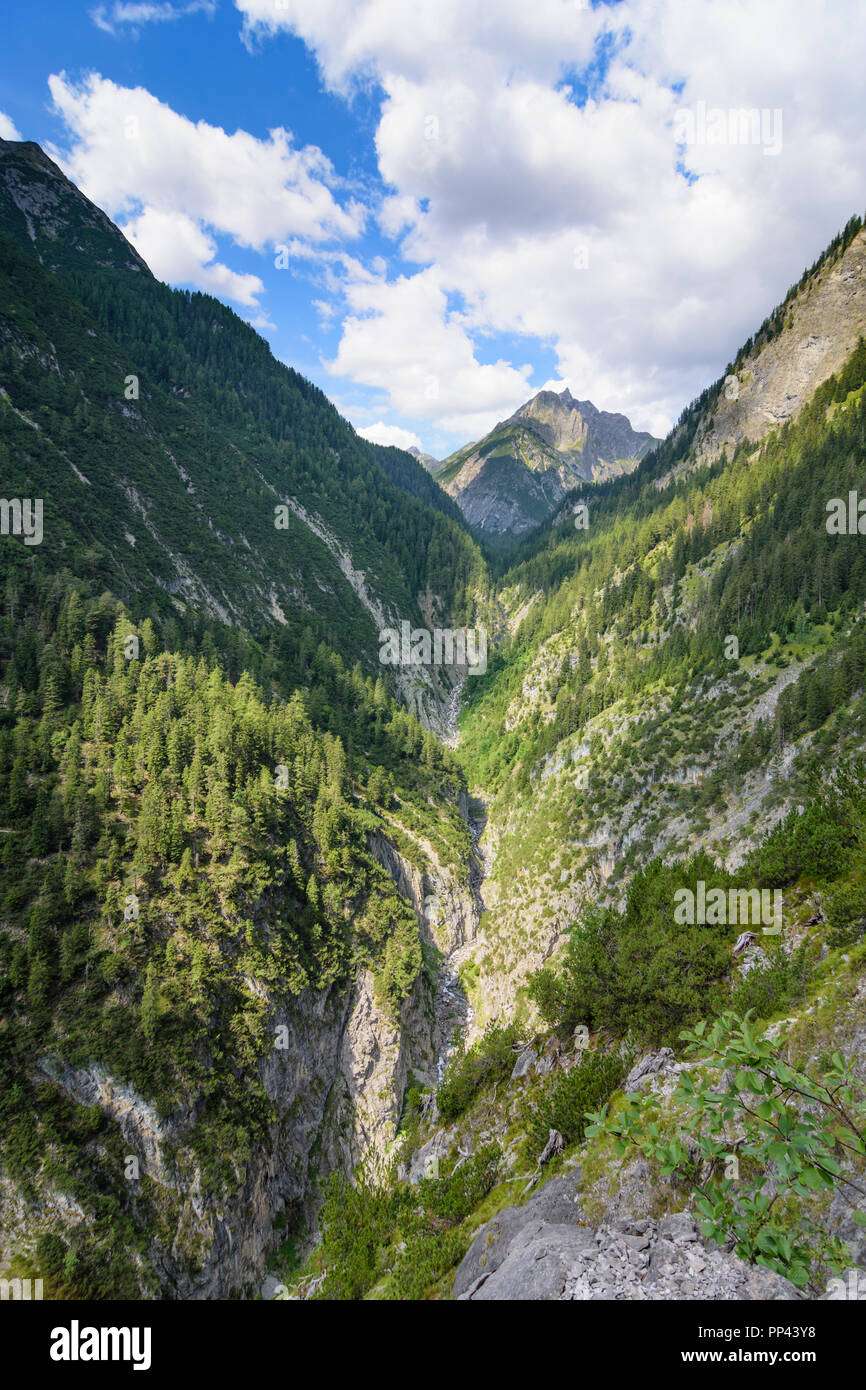 Lechtaler Alpen, Lechtal Alpi: escursionista trekker a valle del torrente Zammer Loch, Regione TirolWest, Tirolo Tirolo, Austria Foto Stock