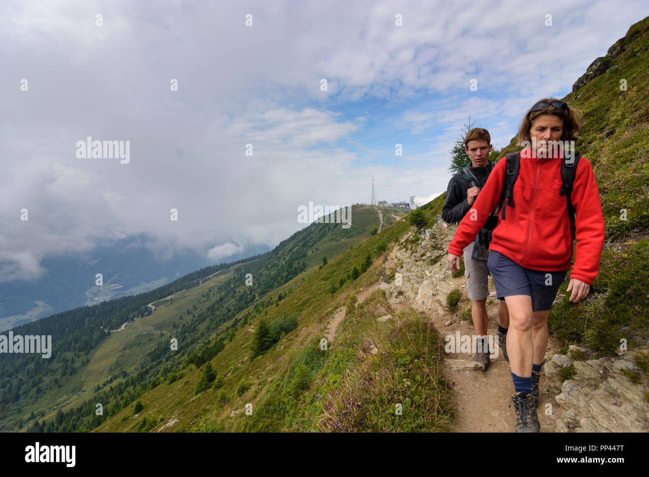 Venet: Escursionisti in montagna vertice Venet Krahberg, donna giovane, Regione TirolWest, Tirolo Tirolo, Austria Foto Stock