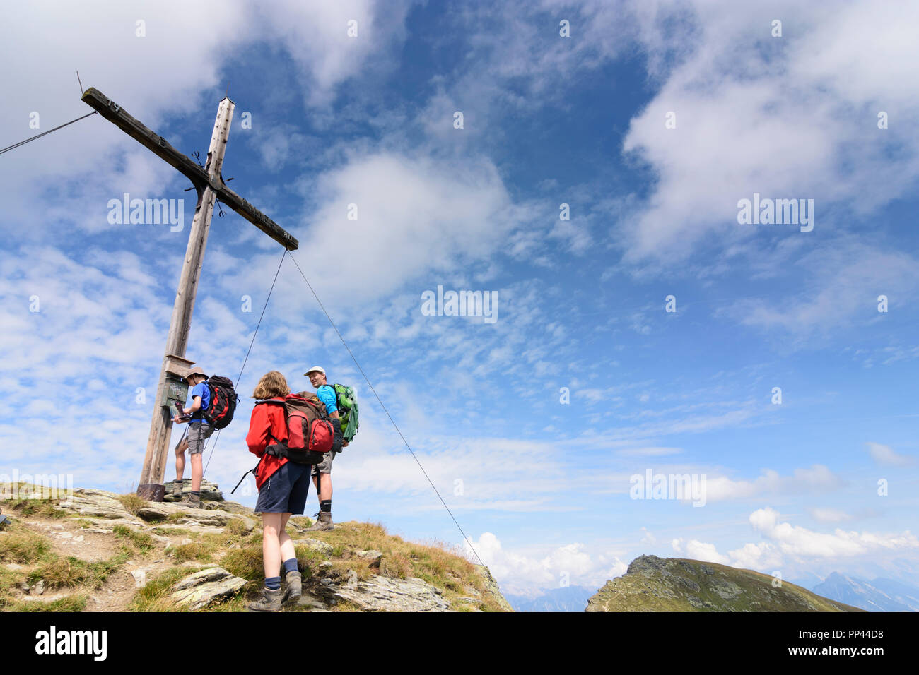 Venet: montagna Venet summit Piller, vertice di croce, escursionista TirolWest Regione, Tirol, Tirolo, Austria Foto Stock
