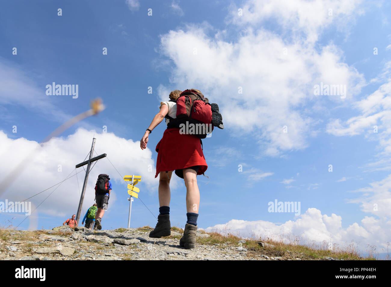 Venet: montagna Venet summit Wannejöchl, vertice di croce, escursionista TirolWest Regione, Tirol, Tirolo, Austria Foto Stock