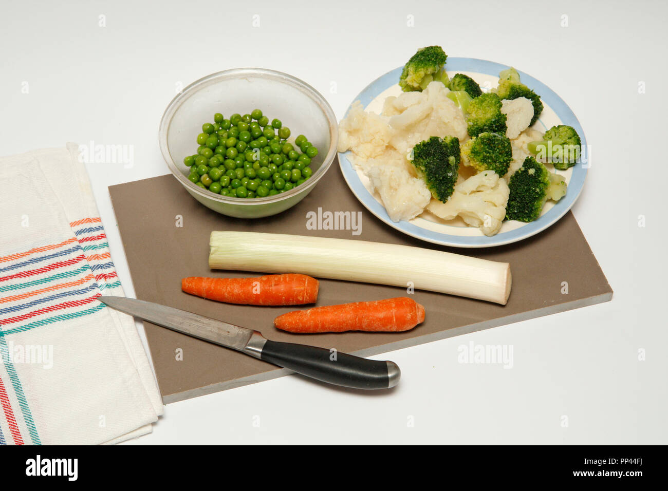 Verdure con gamberi. Passo dopo passo. Piatto preparato: BX8EH5 Foto Stock