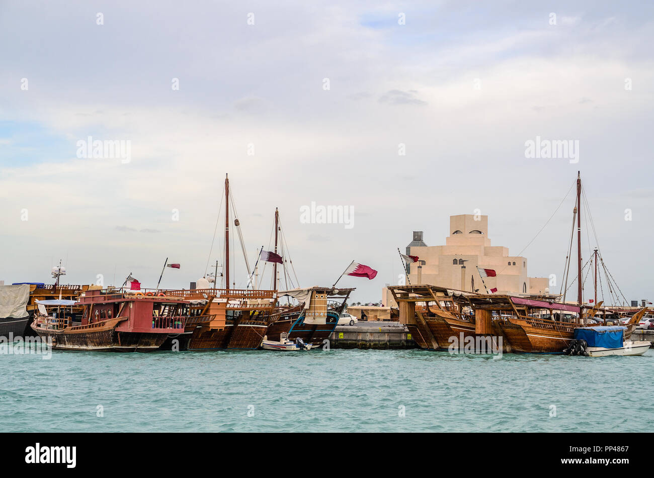 Dhow tradizionale ormeggiato a Doha corniche, in Qatar Foto Stock