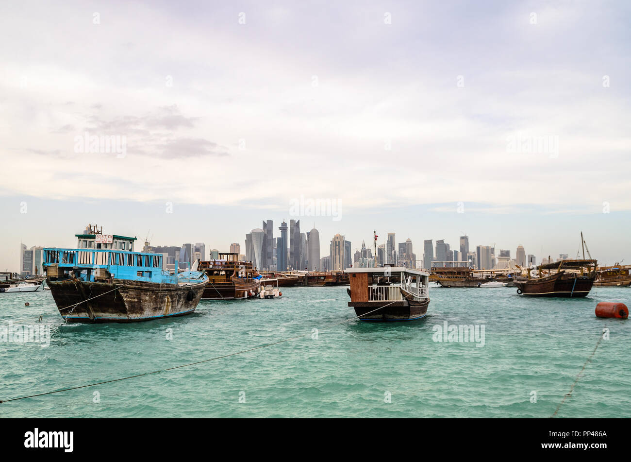 Dhow tradizionale ormeggiato a Doha corniche, in Qatar Foto Stock