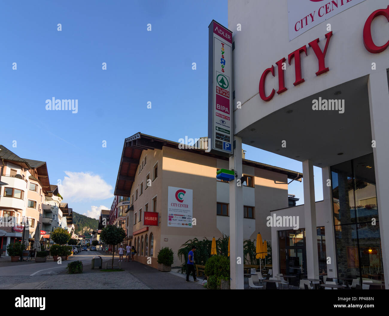 Wörgl: main street Bahnhofstrasse, Centro shopping mall 'City Centre', Kitzbüheler Alpen, Alpi di Kitzbühel, Tirolo Tirolo, Austria Foto Stock