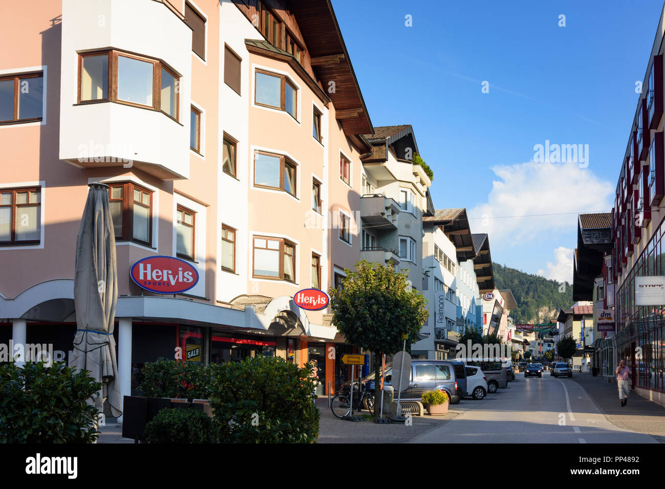 Wörgl: main street Bahnhofstrasse, Kitzbüheler Alpen, Alpi di Kitzbühel, Tirolo Tirolo, Austria Foto Stock
