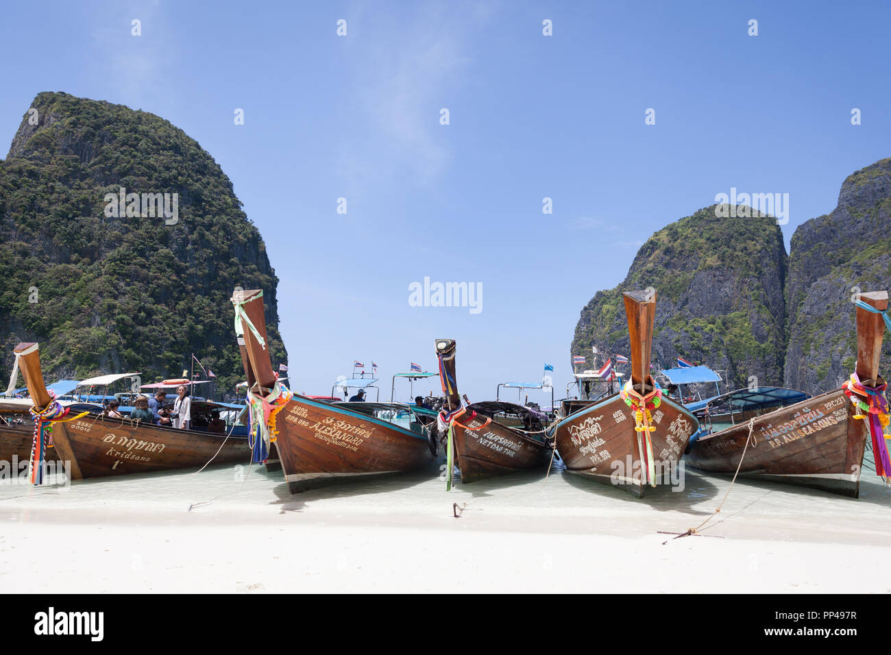 RAYLAY, Tailandia - 27 febbraio 2018: Vista di molti long tail barche parcheggiata vicino alla spiaggia di Raylay. Essi sono utilizzati per il trasporto di turisti ogni 30 minun Foto Stock