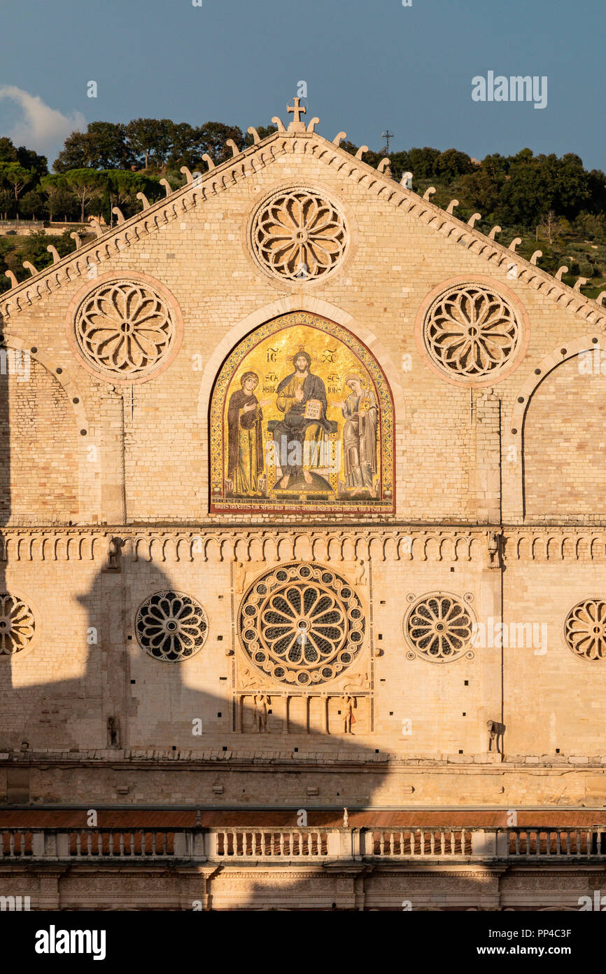 La facciata della cattedrale di Santa Maria Assunta, Spoleto, dove si può vedere il mosaico di Cristo in trono tra la Madonna e San Giovanni Eva Foto Stock