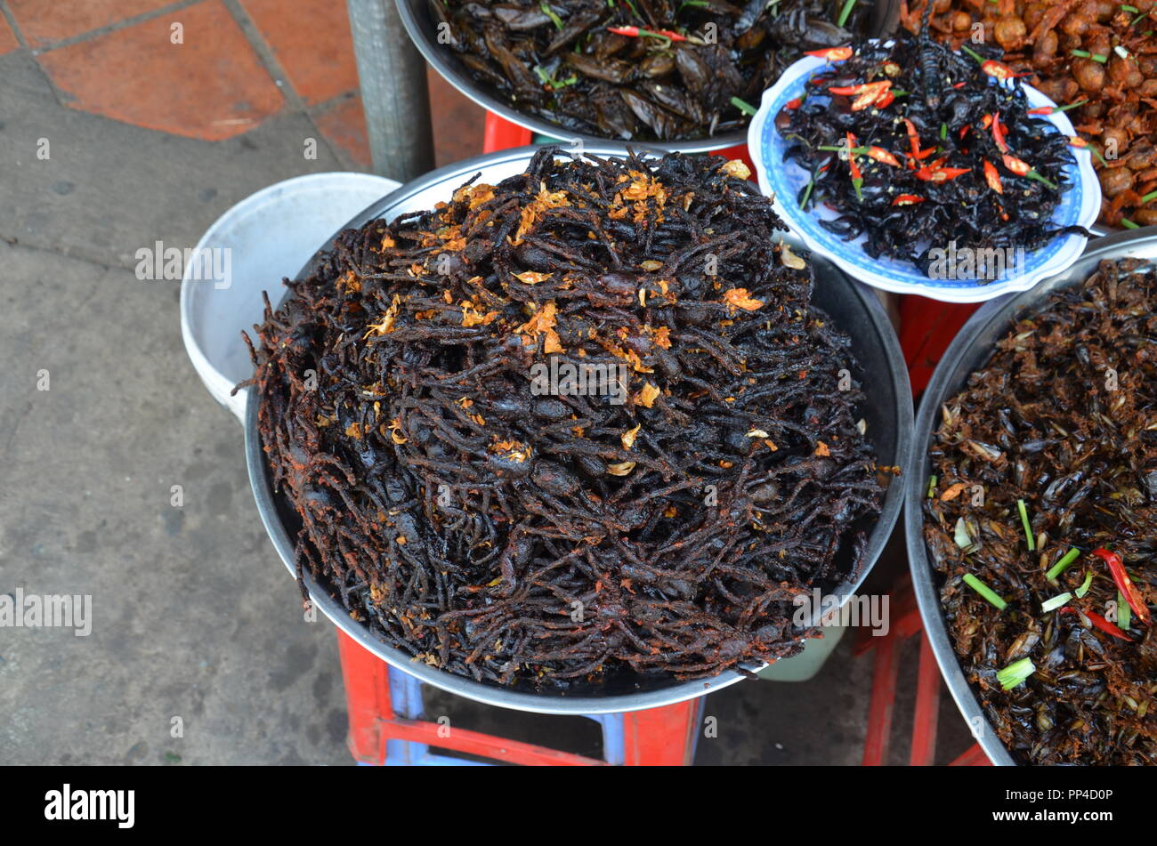 Piastra con gustosi e ben stagionati fritte ragni. Foto Stock