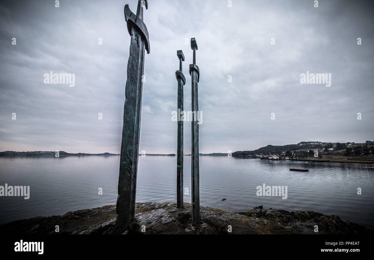 Tre grandi spade stand sulla collina come una memoria per la battaglia di Hafrsfjord nell'anno 872, quando il Re Harald Fairhair riuniti tutti di Norvegia sotto una c Foto Stock