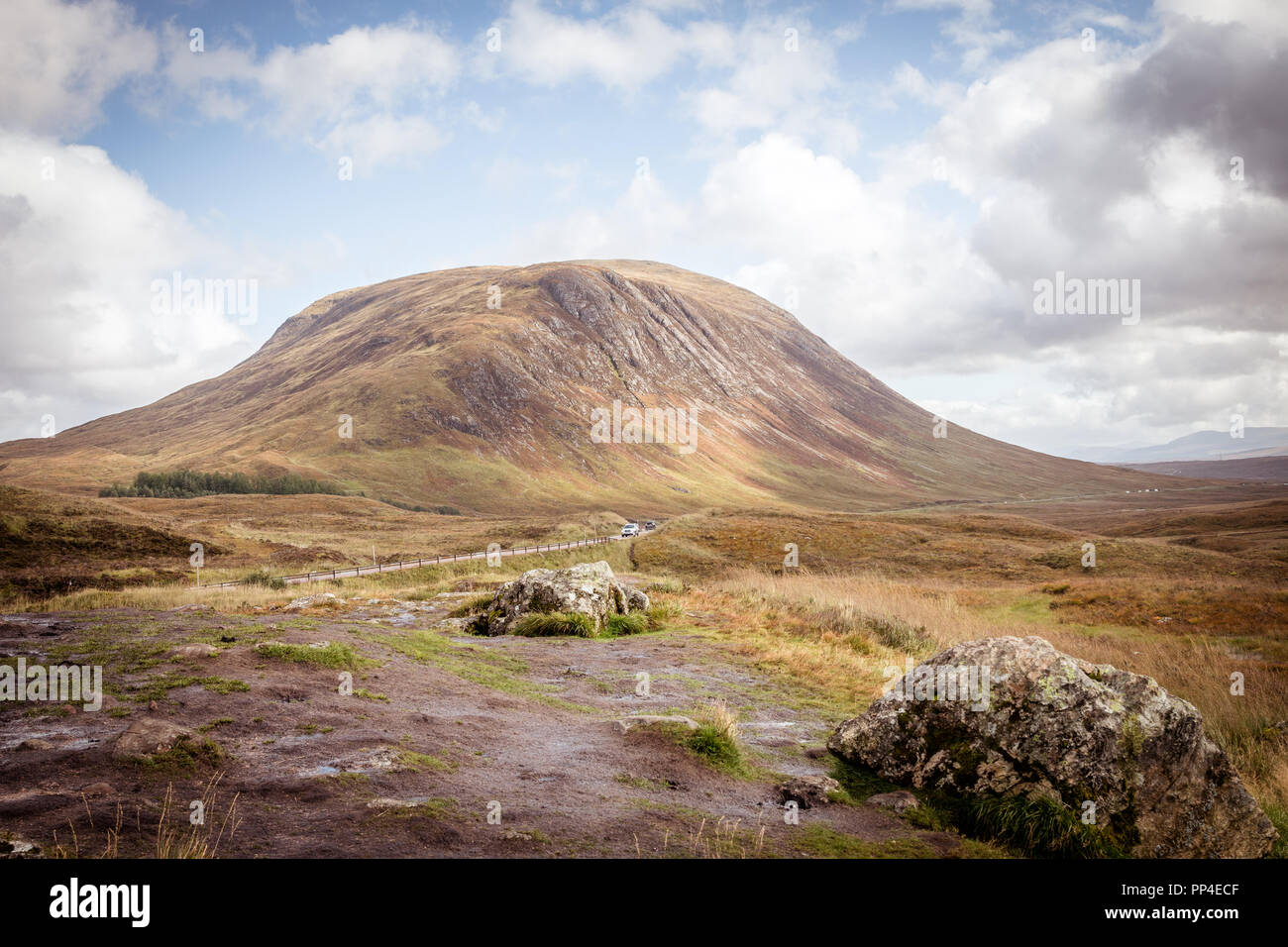 Montagne Quiraing tramonto con cielo drammatico nelle Highlands scozzesi, Isola di Skye, Regno Unito Foto Stock