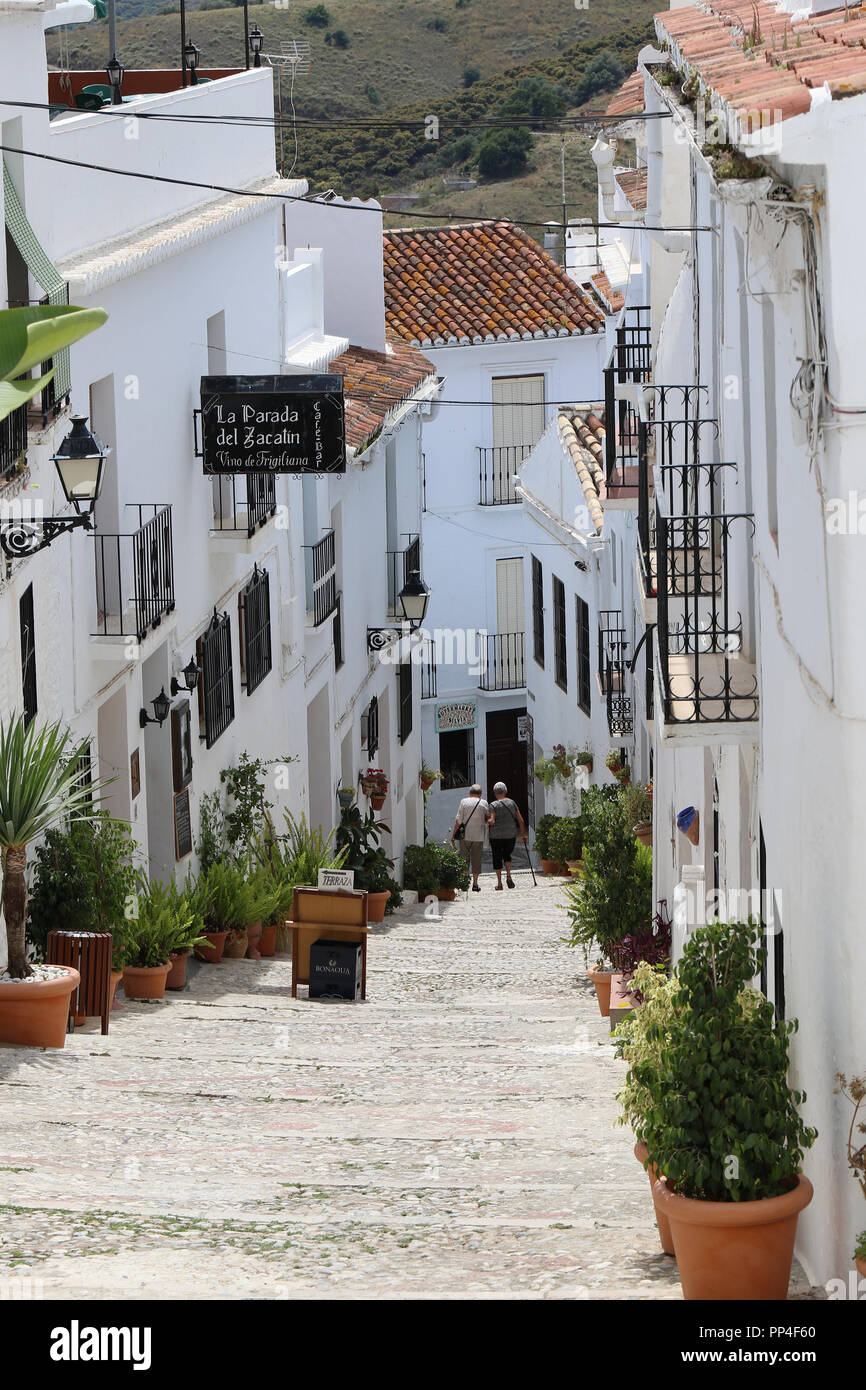 Guardando verso il basso al villaggio spagnolo street. Foto Stock
