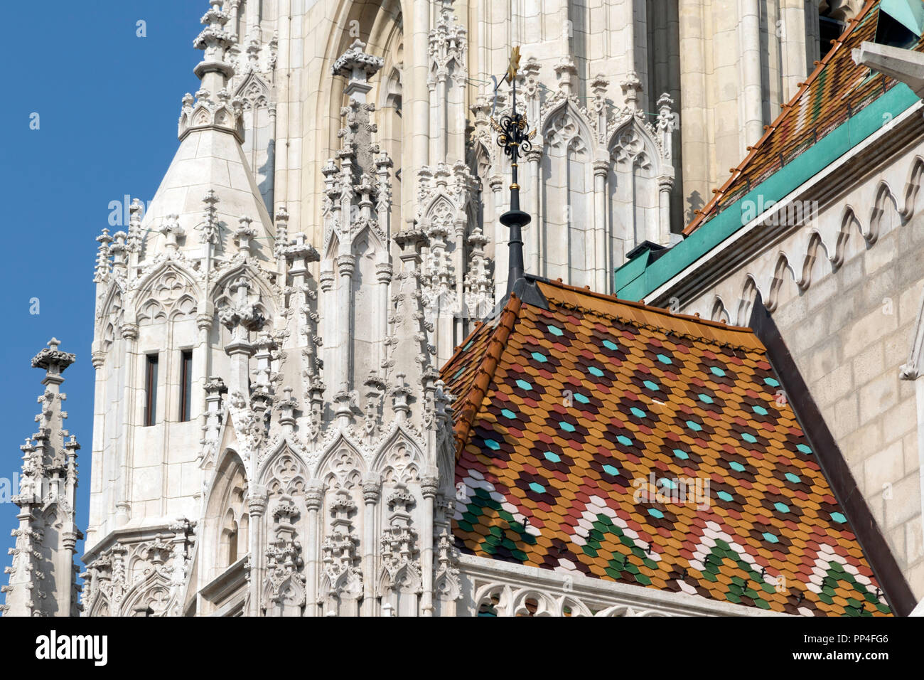 Dettaglio della chiesa di Mattia sul tetto del Buda Castle Hill Budapest Foto Stock