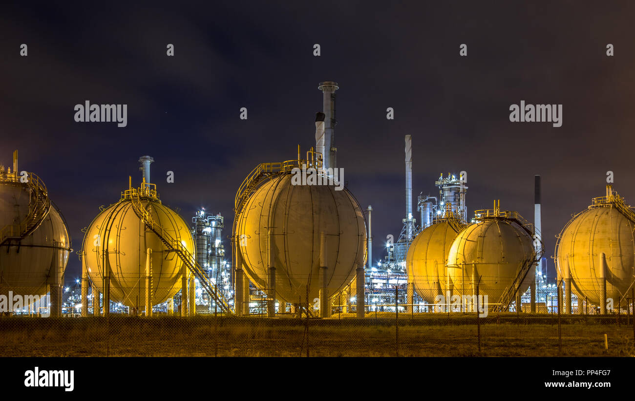 Gas naturale liquido contenitori globo in Europoort area industriale Botlek ubicazione nel Porto di Rotterdam Foto Stock