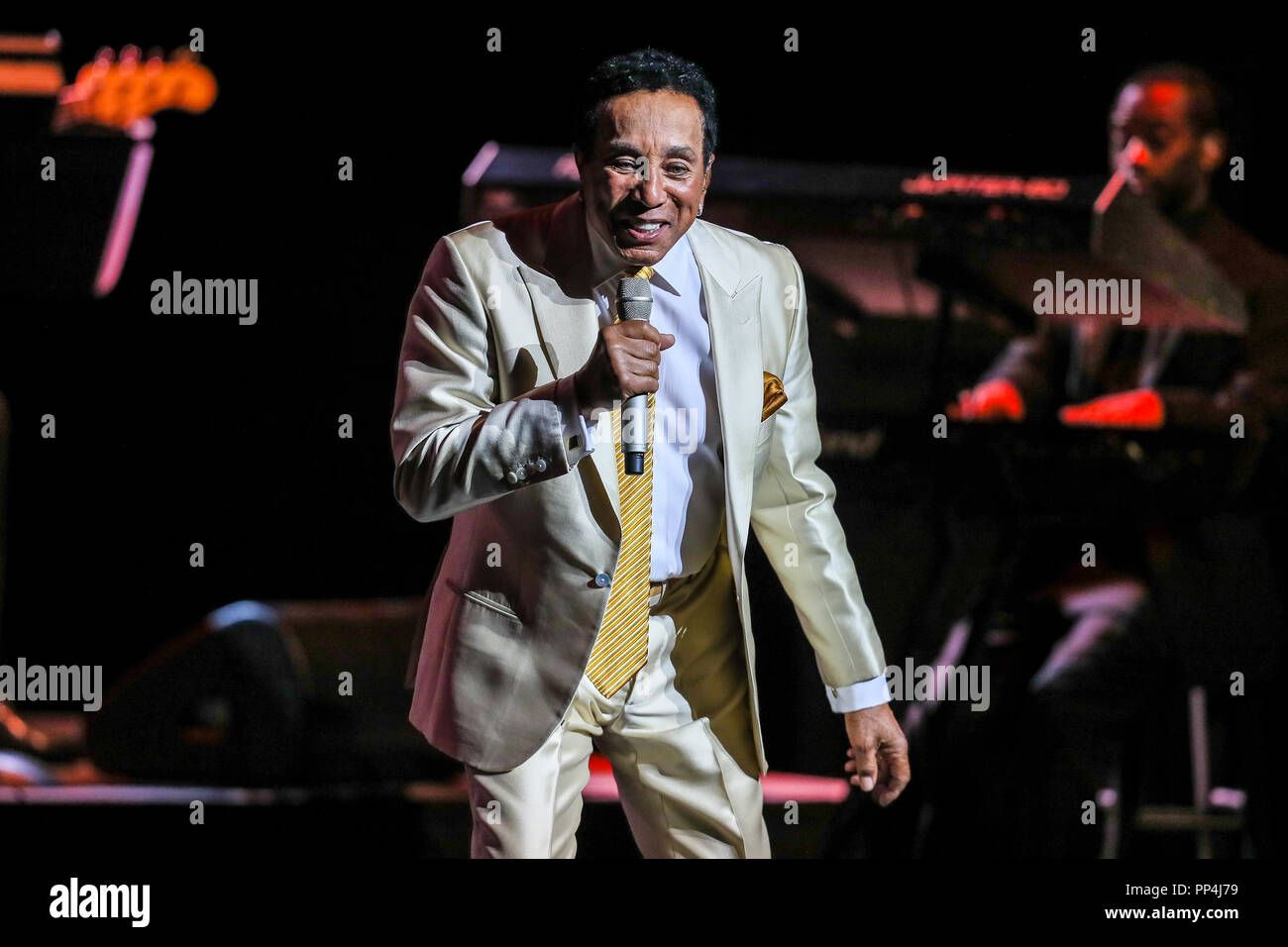 SMOKEY ROBINSON esegue in concerto nella Carolina del Nord. William 'Smokey' Robinson Jr è un cantante americano, cantautore, record producer e ex dirigente di record. Robinson è stato il fondatore e il front man della Motown gruppo vocale i miracoli, per la quale egli è stato anche chief cantautore e produttore. Foto Stock