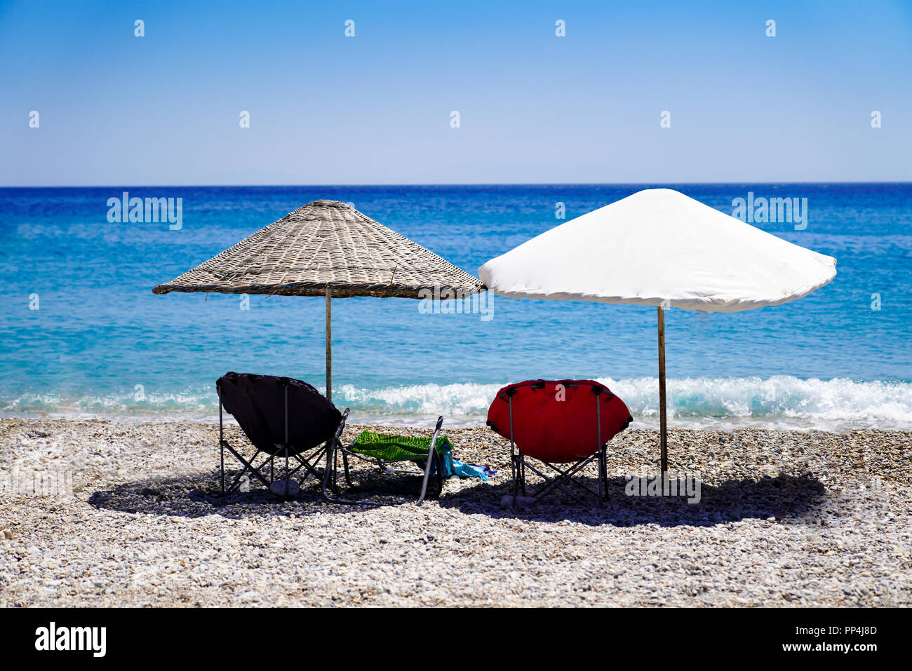 Sedie A Sdraio E Ombrellone Di Paglia In Spiaggia Immagini E Fotografie sedie-a-sdraio-e-ombrellone-di-paglia-in-spiaggia-immagini-e-fotografie