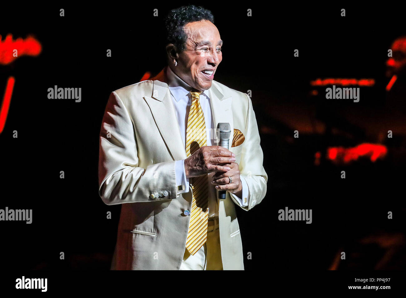 SMOKEY ROBINSON esegue in concerto nella Carolina del Nord. William 'Smokey' Robinson Jr è un cantante americano, cantautore, record producer e ex dirigente di record. Robinson è stato il fondatore e il front man della Motown gruppo vocale i miracoli, per la quale egli è stato anche chief cantautore e produttore. Foto Stock