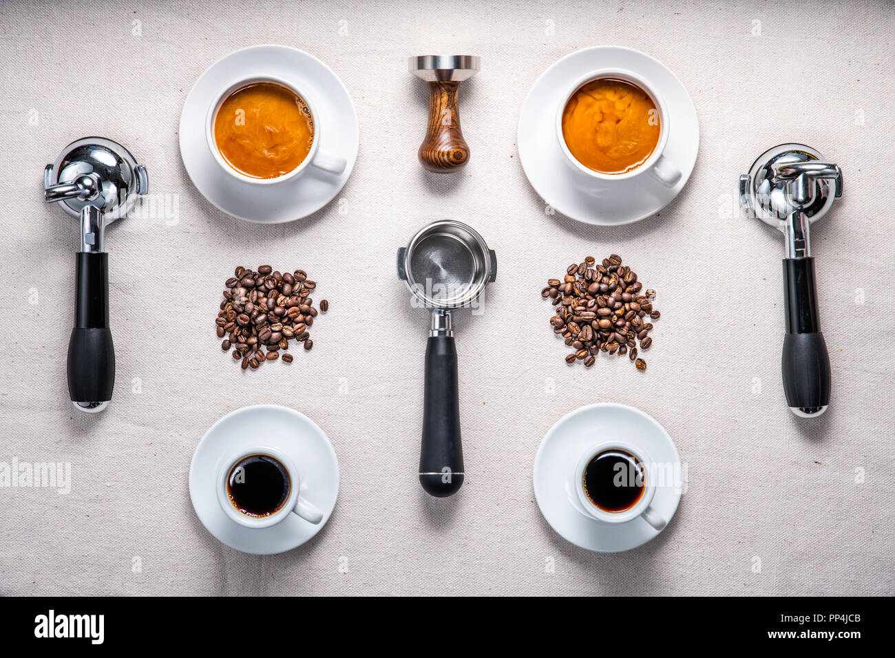Piatto fotografia laici di caffè e caffè attrezzature, inclusi i fagioli, tazze, piattini, portafilters Foto Stock