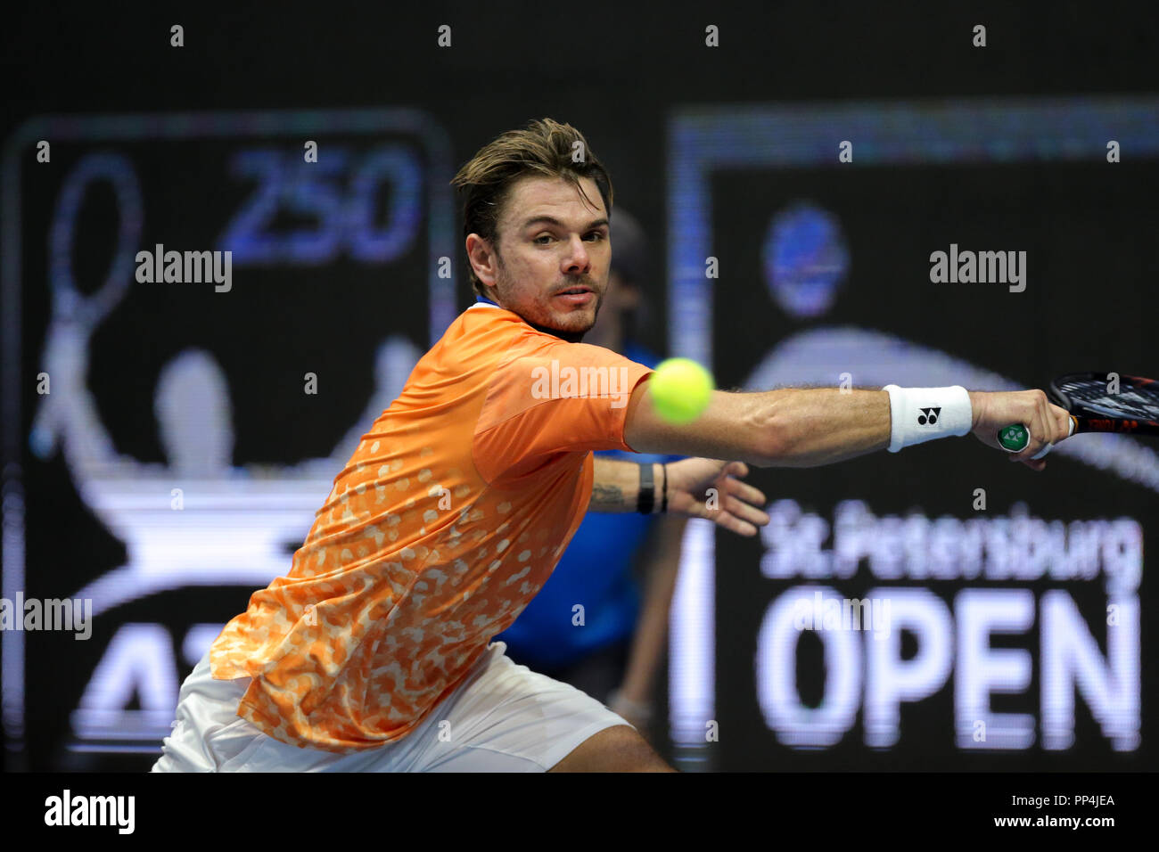 Stan Wawrinka della Svizzera restituisce la palla a Martin Klizan della Slovacchia durante il San Pietroburgo aprire ATP torneo di tennis semi finale corrispondono a San Pietroburgo. Foto Stock