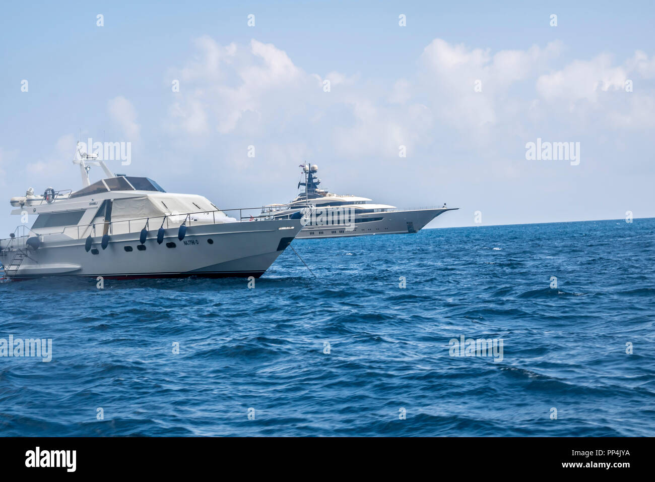 Grande e lussuoso yacht, acque amalfi coast capri, ricchi concetto migliore ricchezza di vita ricca, turistico, il concetto di viaggio, uno stile di vita ricco, Vacanza Ferie Foto Stock