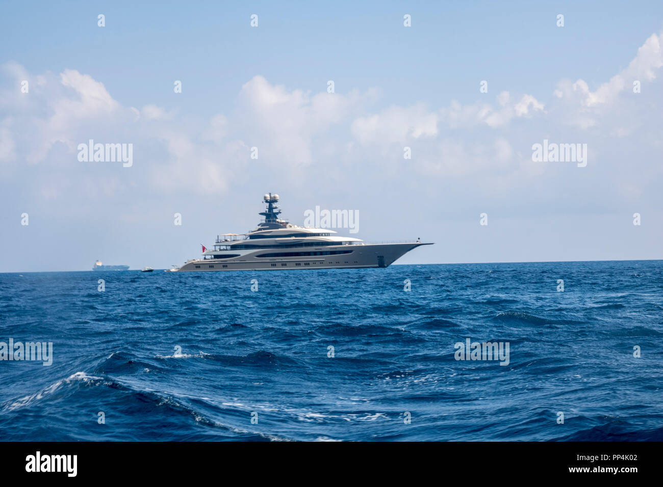 Grande e lussuoso yacht, acque amalfi coast capri, ricchi concetto migliore ricchezza di vita ricca, turistico, il concetto di viaggio, uno stile di vita ricco, Vacanza Ferie Foto Stock