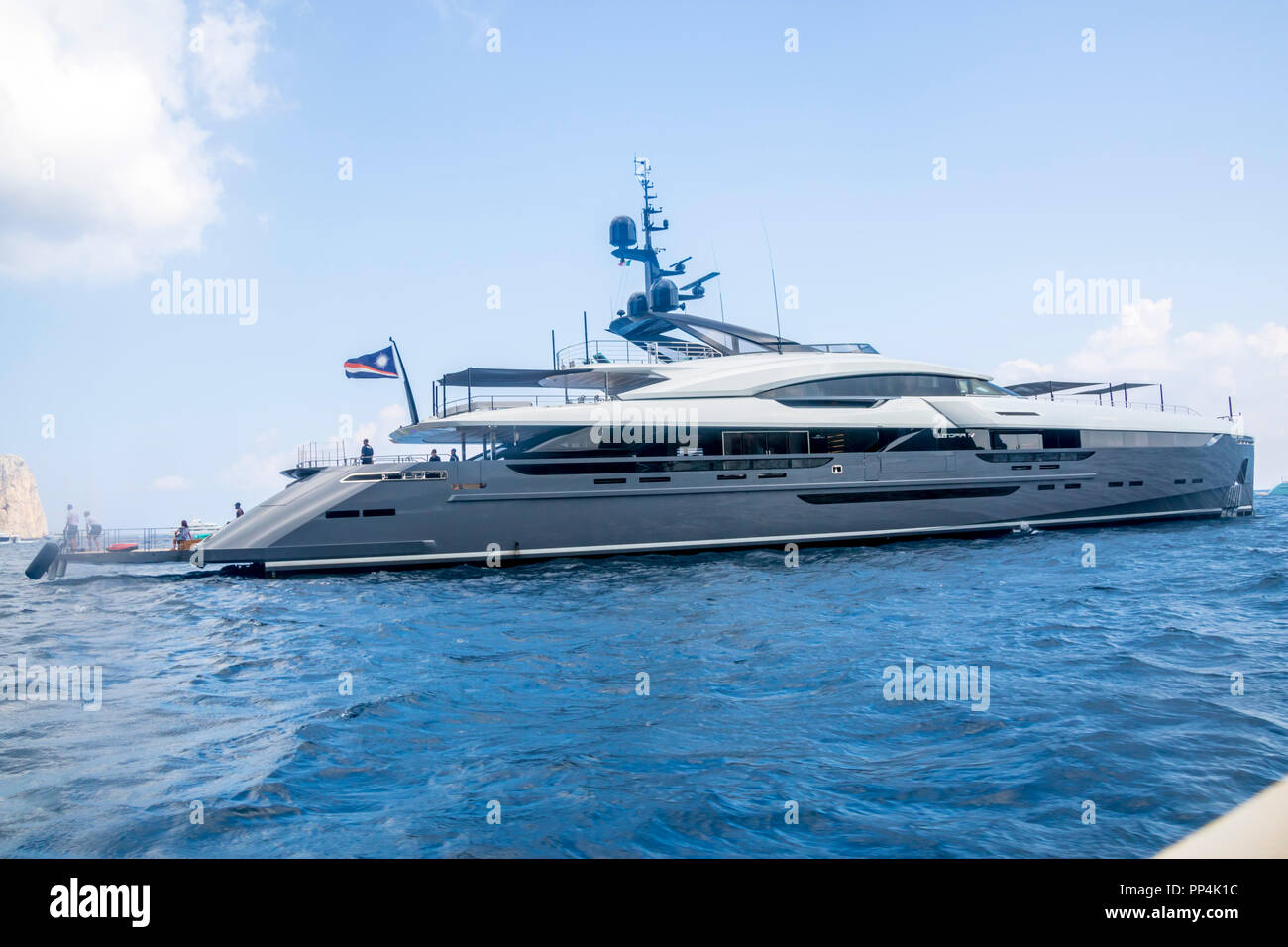 Grande e lussuoso yacht, acque amalfi coast capri, ricchi concetto migliore ricchezza di vita ricca, turistico, il concetto di viaggio, uno stile di vita ricco, Vacanza Ferie Foto Stock