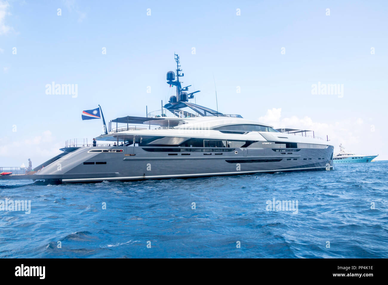 Grande e lussuoso yacht, acque amalfi coast capri, ricchi concetto migliore ricchezza di vita ricca, turistico, il concetto di viaggio, uno stile di vita ricco, Vacanza Ferie Foto Stock