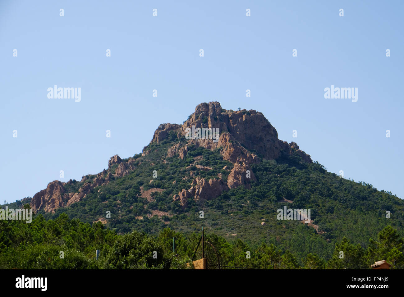 Il corniche de l'esterel visto dal mare a bordo di un traghetto che corre lungo tutta la costa francese tra Cannes e Saint-raphael Foto Stock