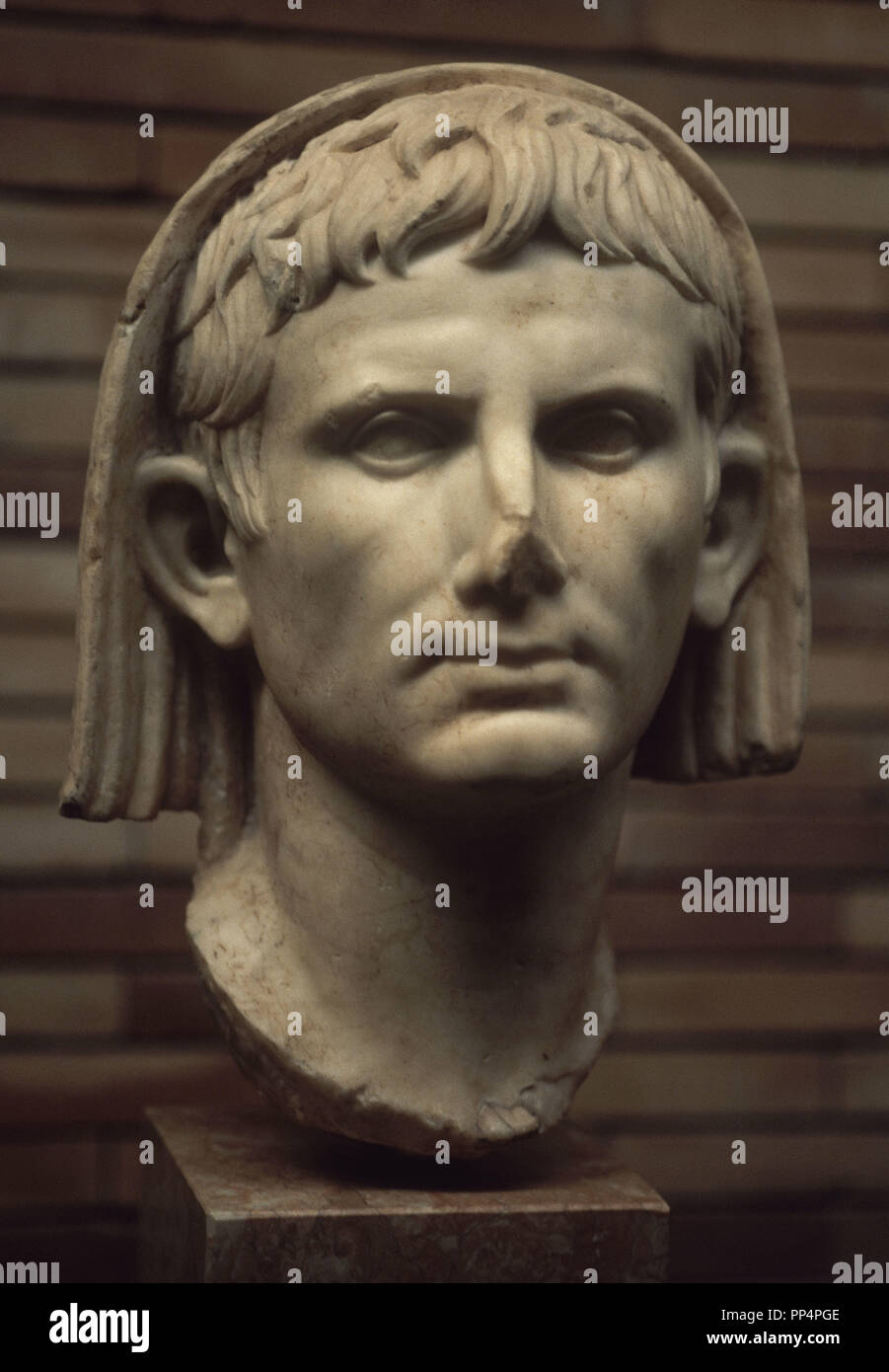 AUGUSTO CON LA CABEZA VELADA COMO pontifex maximus - FINALES DEL SIGLO I CA - MARMOL DE CARRARA. Posizione: Museo Nacional de Arte Romano. Foto Stock