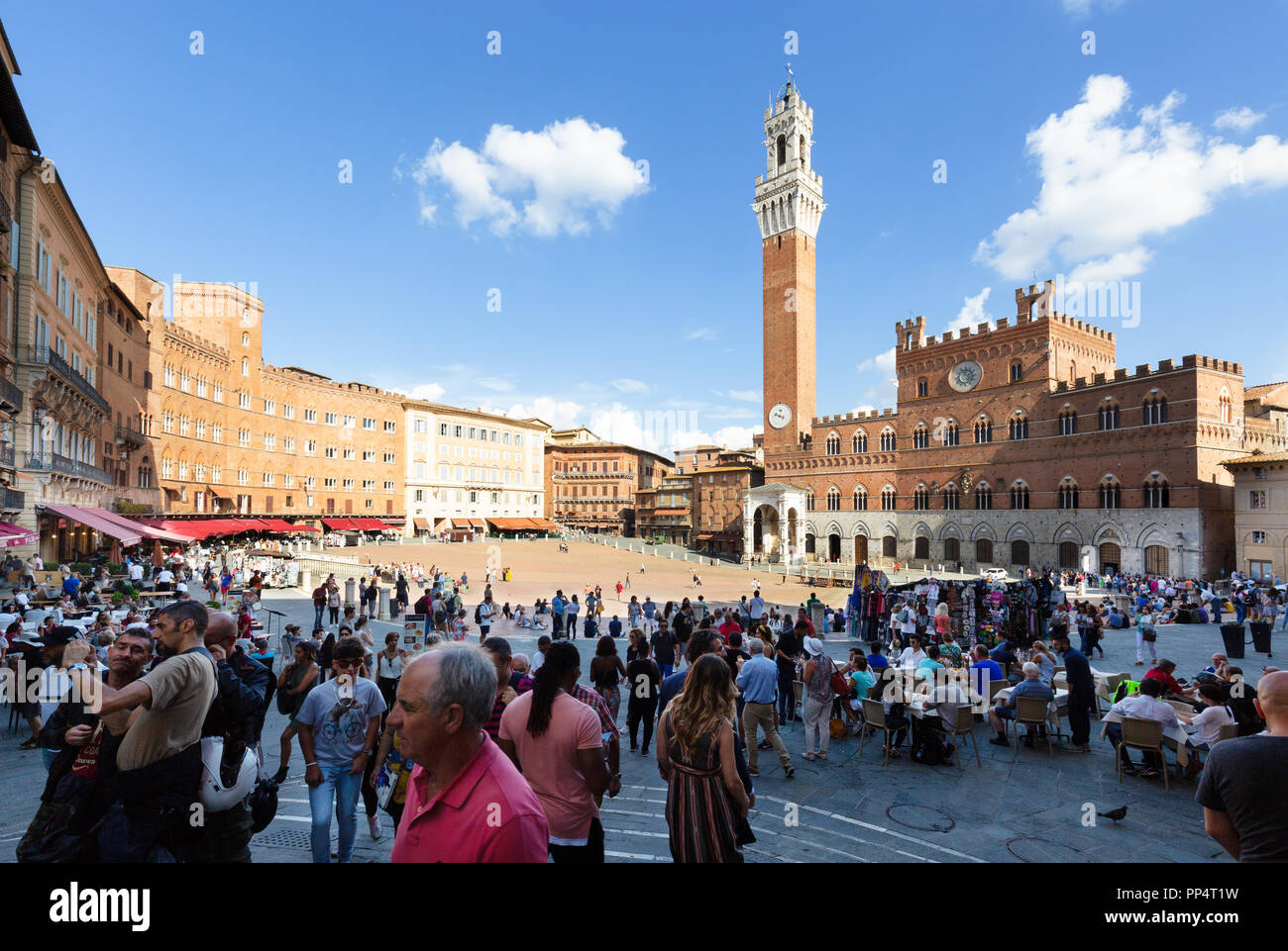 Turisti in Piazza del Campo con il Palazzo Pubblico e la Torre del Mangia, Siena Italia Europa Foto Stock