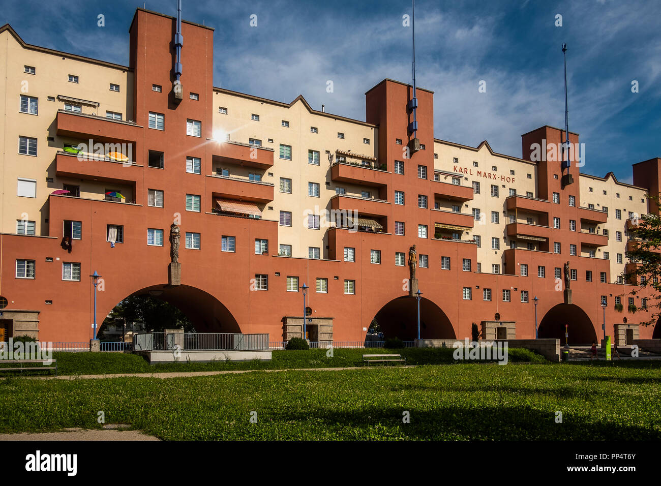 Karl-Marx-Hof (Karl Marx Court) è uno dei più noti Gemeindedebauten (complessi urbani) di Vienna, in Autria Foto Stock