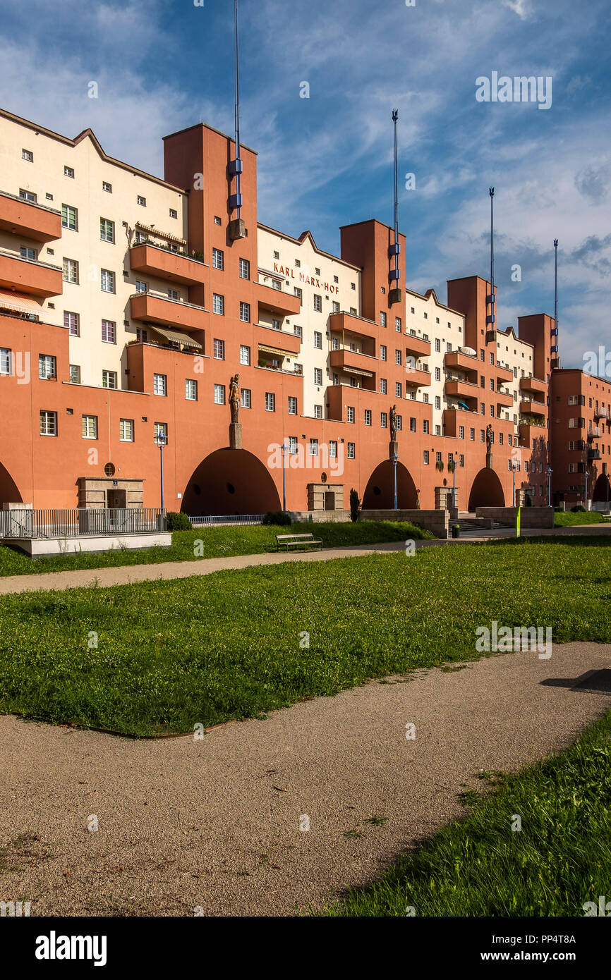 Karl-Marx-Hof (Karl Marx Court) è uno dei più noti Gemeindedebauten (complessi urbani) di Vienna, in Autria Foto Stock