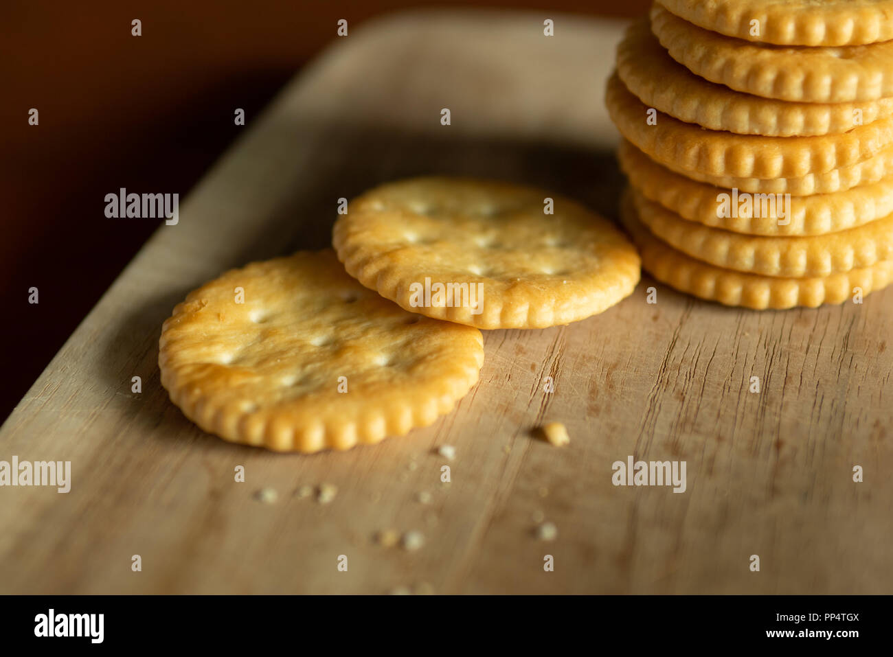 Crackers croccanti su pannello di legno Foto Stock