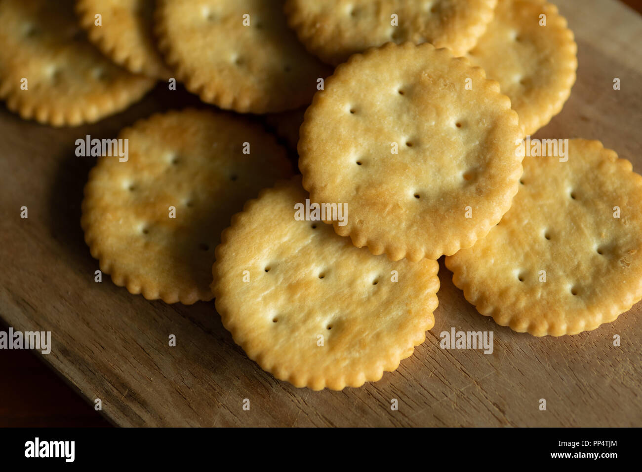 Crackers croccanti su pannello di legno Foto Stock