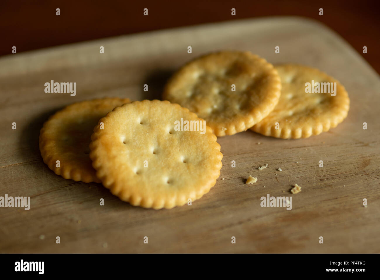 Crackers croccanti su pannello di legno Foto Stock